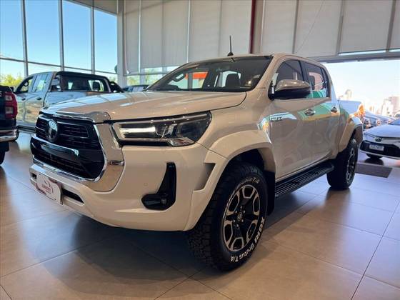 TOYOTA HILUX 2.8 D-4D TURBO DIESEL CD SRX PLUS 4X4 AUTOMÁTICO TOYOTA HILUX 2.8 D-4D TURBO DIESEL CD SRX PLUS 4X4 AUTOMÁTICO